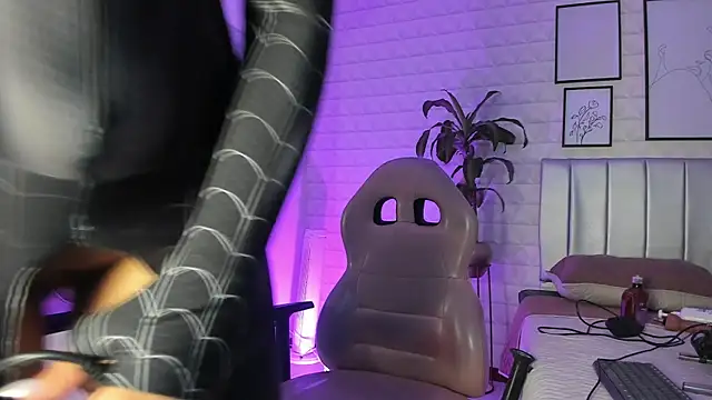 Snapshot of Lizzie-Evans chatting on 09/28/25, 12:10 Lizzie-Evans online show from 09/28/25, 12:10