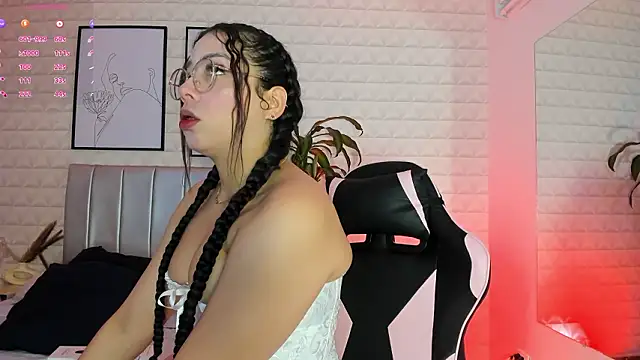 Snapshot of Lizzie-Evans chatting on 02/12/26, 12:11 Lizzie-Evans online show from 02/12/26, 12:11