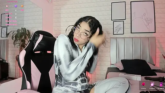 Snapshot of Lizzie-Evans chatting on 02/27/26, 12:05 Lizzie-Evans online show from 02/27/26, 12:05