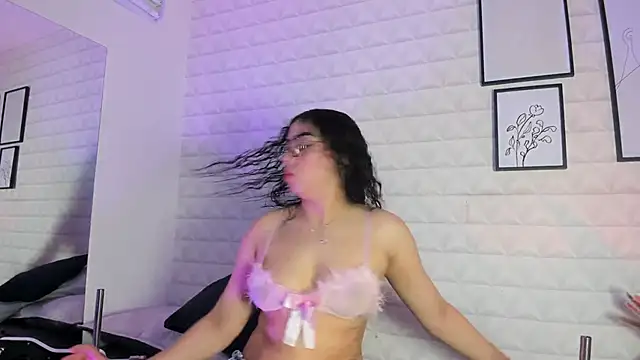 Lizzie-Evans online show from 04/23/26, 12:04