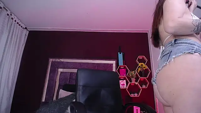 Snapshot of AnabelleGron chatting on 11/06/25, 02:12 AnabelleGron online show from 11/06/25, 02:12