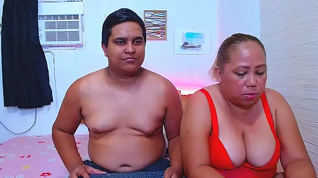 Snapshot of lucasandSofi chatting on 10/02/25, 03:35 lucasandSofi online show from 10/02/25, 03:35