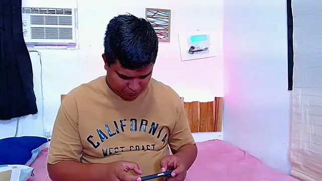 Snapshot of lucasandSofi chatting on 11/02/25, 04:09 lucasandSofi online show from 11/02/25, 04:09