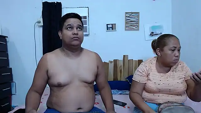 Snapshot of lucasandSofi chatting on 12/15/25, 11:20 lucasandSofi online show from 12/15/25, 11:20