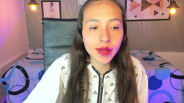 Snapshot of Valeria_roussi chatting on 12/19/24, 05:08 Valeria roussi online show from 12/19/24, 05:08