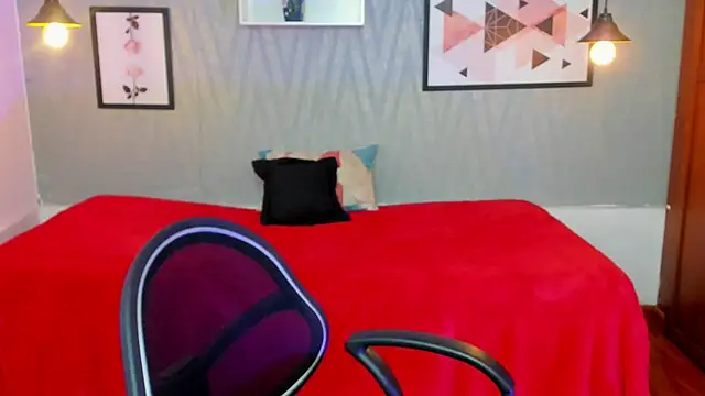 Snapshot of Valeria_roussi chatting on 01/14/25, 02:32 Valeria roussi online show from 01/14/25, 02:32