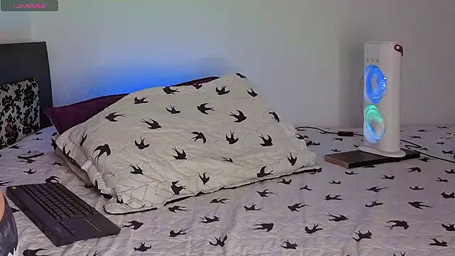 Snapshot of KALE_19 chatting on 11/05/25, 01:49 KALE 19 online show from 11/05/25, 01:49