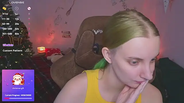 Snapshot of Fluffy_muffin_ chatting on 12/15/25, 10:19 Fluffy muffin online show from 12/15/25, 10:19