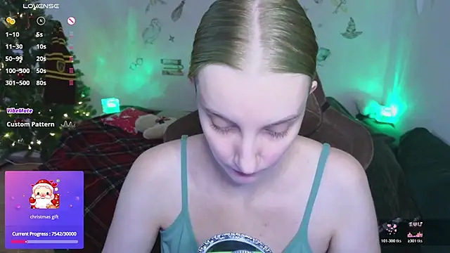 Snapshot of Fluffy_muffin_ chatting on 12/16/25, 09:25 Fluffy muffin online show from 12/16/25, 09:25