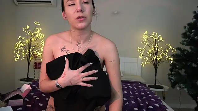 Snapshot of NikkiGoldSide chatting on 01/11/25, 01:01 NikkiGoldSide online show from 01/11/25, 01:01