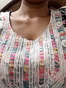 Snapshot of Rajni-Mehra chatting on 03/05/25, 05:39 Rajni-Mehra online show from 03/05/25, 05:39