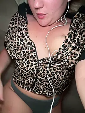 Snapshot of scarletseduction_ chatting on 05/26/26, 12:17 scarletseduction online show from 05/26/26, 12:17