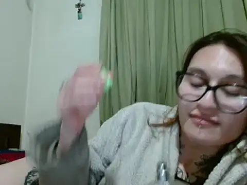 Snapshot of kittenlizz chatting on 12/08/24, 12:07 kittenlizz online show from 12/08/24, 12:07