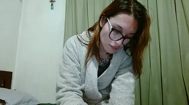 Snapshot of kittenlizz chatting on 12/15/24, 11:42 kittenlizz online show from 12/15/24, 11:42