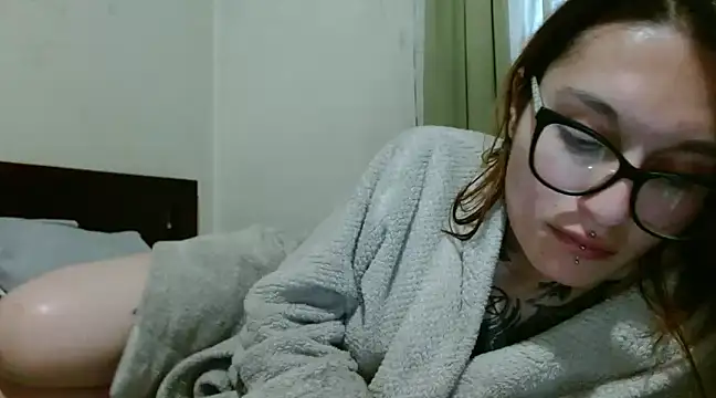 Snapshot of kittenlizz chatting on 12/22/24, 10:36 kittenlizz online show from 12/22/24, 10:36