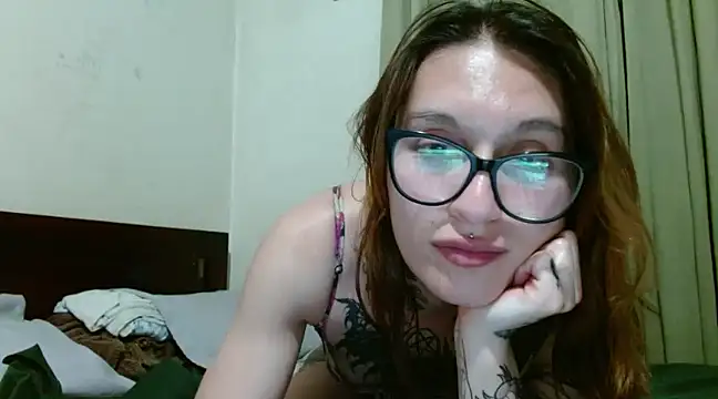 Snapshot of kittenlizz chatting on 12/24/24, 11:33 kittenlizz online show from 12/24/24, 11:33