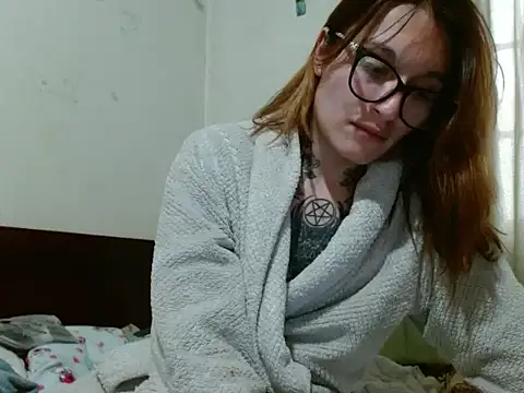 Snapshot of kittenlizz chatting on 01/06/25, 10:37 kittenlizz online show from 01/06/25, 10:37