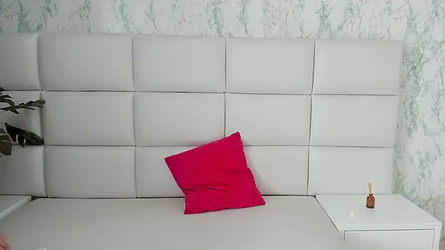 Snapshot of MIA__SAENZ chatting on 12/23/24, 01:24 MIA SAENZ online show from 12/23/24, 01:24