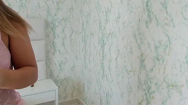 Snapshot of MIA__SAENZ chatting on 12/25/24, 02:13 MIA SAENZ online show from 12/25/24, 02:13