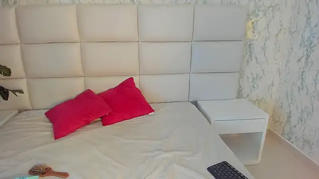 Snapshot of MIA__SAENZ chatting on 01/16/25, 12:20 MIA SAENZ online show from 01/16/25, 12:20