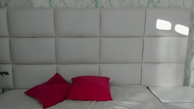 Snapshot of MIA__SAENZ chatting on 01/17/25, 11:59 MIA SAENZ online show from 01/17/25, 11:59