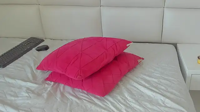 Snapshot of MIA__SAENZ chatting on 02/22/25, 09:37 MIA SAENZ online show from 02/22/25, 09:37