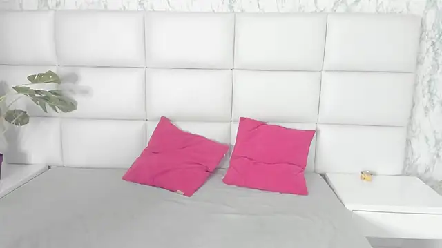 Snapshot of MIA__SAENZ chatting on 03/03/25, 12:27 MIA SAENZ online show from 03/03/25, 12:27