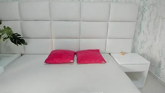 Snapshot of MIA__SAENZ chatting on 03/13/25, 12:02 MIA SAENZ online show from 03/13/25, 12:02