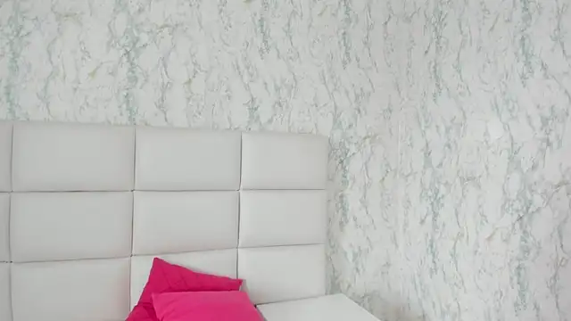 Snapshot of MIA__SAENZ chatting on 03/21/25, 03:24 MIA SAENZ online show from 03/21/25, 03:24