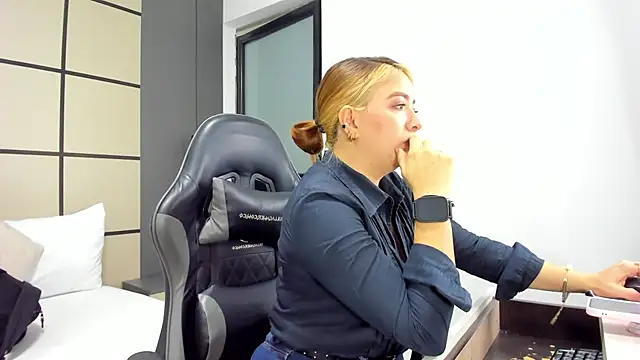 alma fenix online show from 02/11/26, 02:11