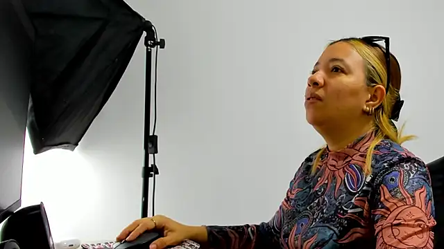 alma fenix online show from 03/19/26, 12:42