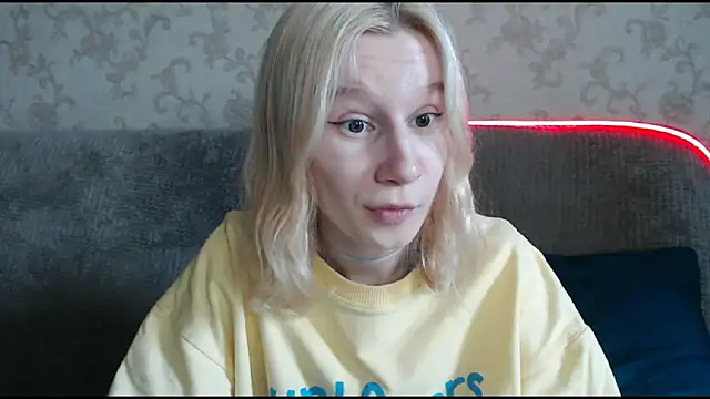 Snapshot of EnigmaSee chatting on 10/03/25, 08:33 EnigmaSee online show from 10/03/25, 08:33
