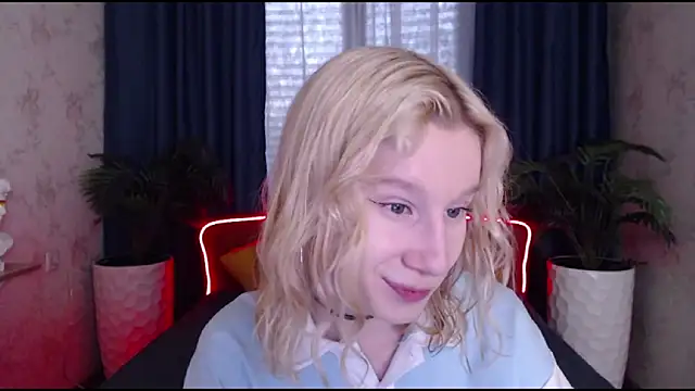 Snapshot of EnigmaSee chatting on 10/09/25, 01:47 EnigmaSee online show from 10/09/25, 01:47