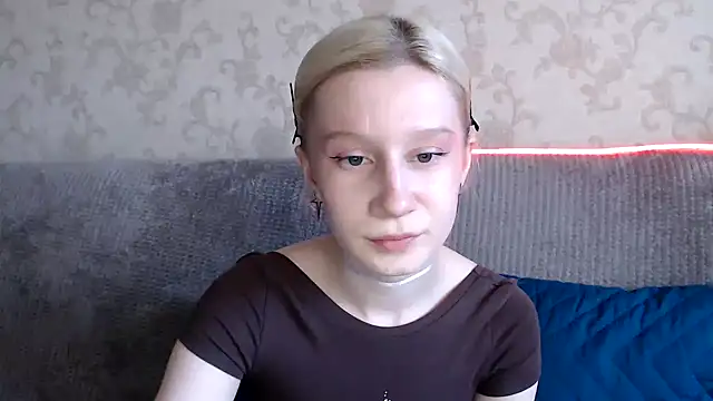 Snapshot of EnigmaSee chatting on 10/19/25, 08:48 EnigmaSee online show from 10/19/25, 08:48