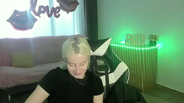 Snapshot of EnigmaSee chatting on 04/27/26, 10:02 EnigmaSee online show from 04/27/26, 10:02