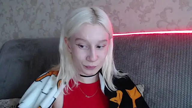 Snapshot of EnigmaSee chatting on 05/11/26, 02:28 EnigmaSee online show from 05/11/26, 02:28