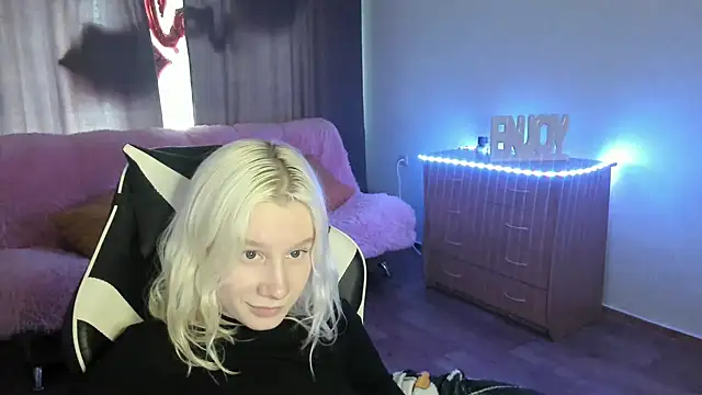 Snapshot of EnigmaSee chatting on 05/18/26, 05:24 EnigmaSee online show from 05/18/26, 05:24