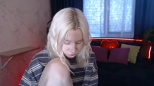 Snapshot of EnigmaSee chatting on 05/25/26, 12:22 EnigmaSee online show from 05/25/26, 12:22