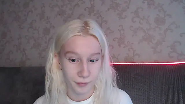 Snapshot of EnigmaSee chatting on 06/08/26, 01:39 EnigmaSee online show from 06/08/26, 01:39