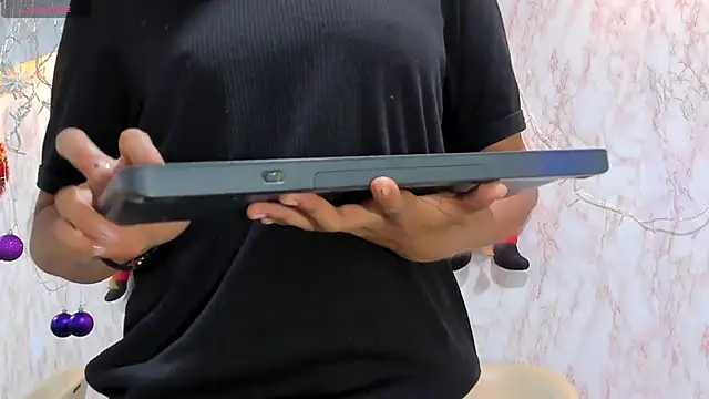 BarbieHotLaura online show from 12/27/24, 03:37