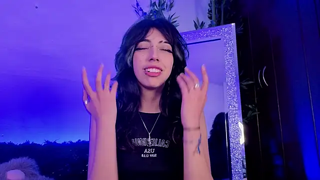 Snapshot of Nyx_nayla chatting on 10/15/25, 04:12 Nyx nayla online show from 10/15/25, 04:12