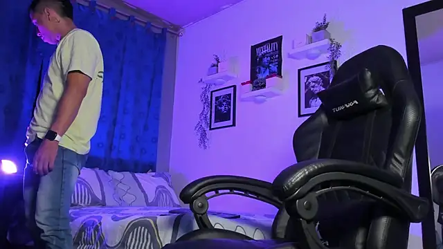 Snapshot of ThomsEvery_ chatting on 09/23/25, 02:47 ThomsEvery online show from 09/23/25, 02:47