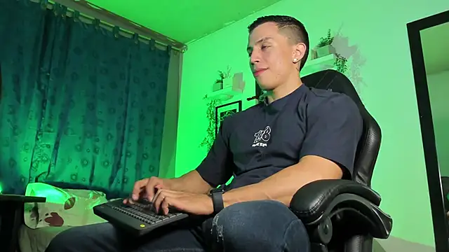 Snapshot of ThomsEvery_ chatting on 10/16/25, 01:06 ThomsEvery online show from 10/16/25, 01:06