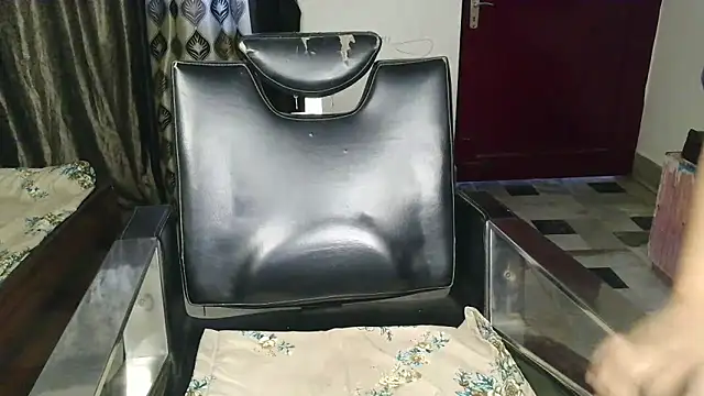 Snapshot of aarushi_sharmaa chatting on 10/15/25, 05:07 aarushi sharmaa online show from 10/15/25, 05:07