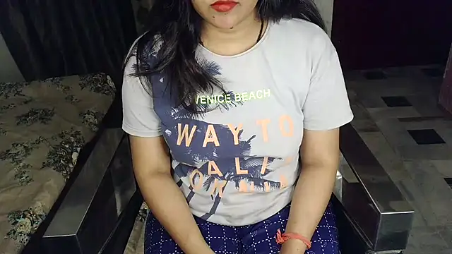 Snapshot of aarushi_sharmaa chatting on 10/18/25, 05:25 aarushi sharmaa online show from 10/18/25, 05:25