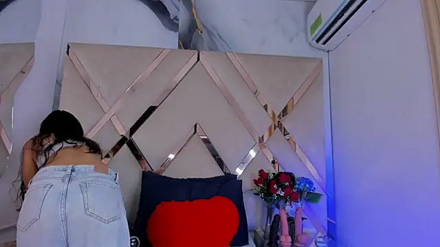 Snapshot of ninaht chatting on 10/17/25, 09:50 ninaht online show from 10/17/25, 09:50