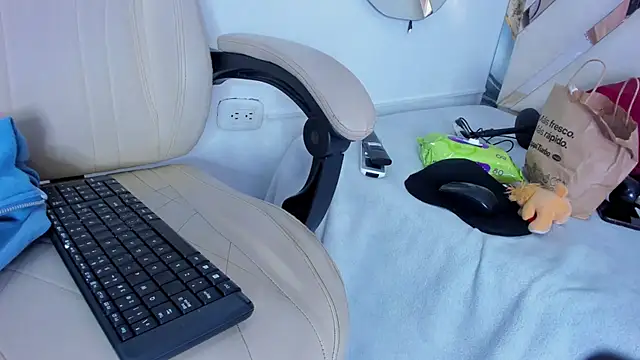 Snapshot of ninaht chatting on 10/18/25, 08:31 ninaht online show from 10/18/25, 08:31