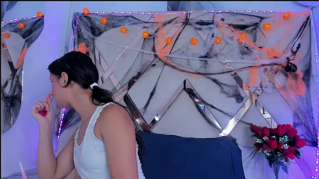 Snapshot of ninaht chatting on 10/27/25, 08:35 ninaht online show from 10/27/25, 08:35