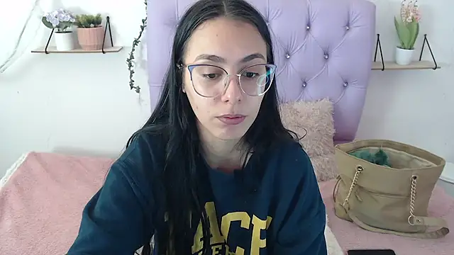 Snapshot of Freyja_01 chatting on 09/19/25, 06:30 Freyja 01 online show from 09/19/25, 06:30