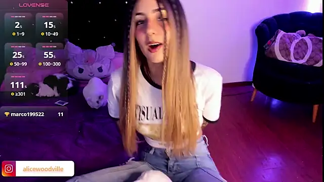 Snapshot of Alice_woodville chatting on 12/28/24, 11:59 Alice woodville online show from 12/28/24, 11:59